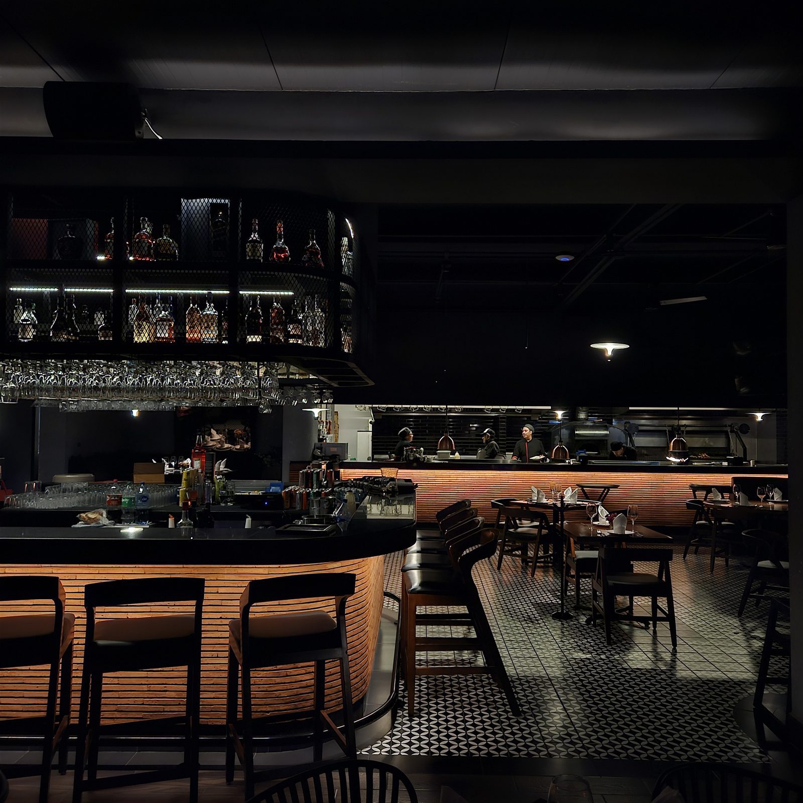 Bar restaurante Spuntino en penumbra cálida